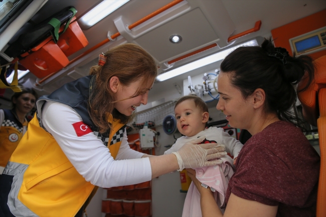 Evde kızına mesaide insanlara hayat veriyor